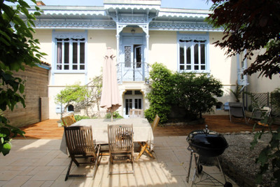 

Stunning Ile de Ré listed property, 3 bedrooms and a lovely courtyard
garden