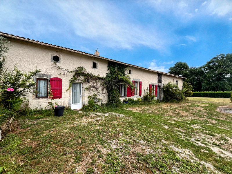French property for sale in Pommiers-Moulons, Charente-Maritime - €397,500 - photo 0