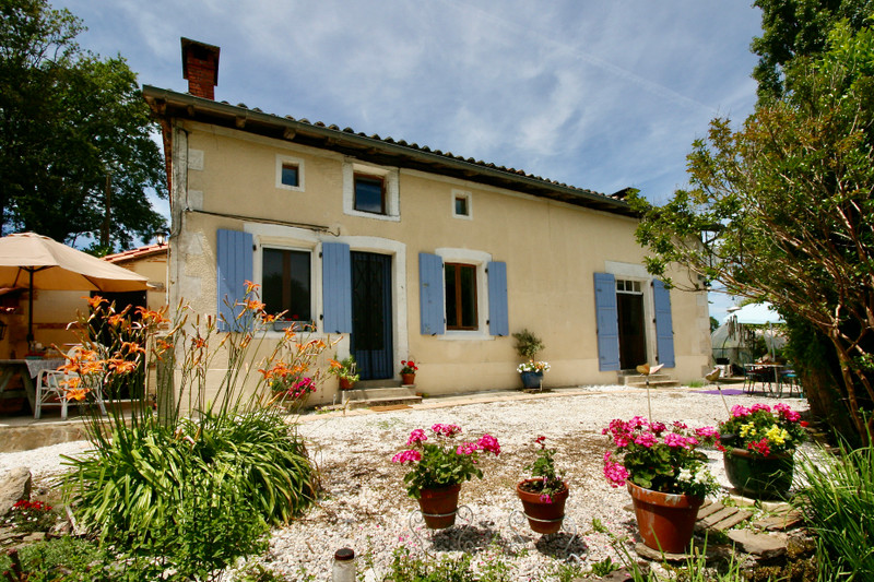 Maison à vendre à Montembœuf, Charente - 318.000 € - photo 1