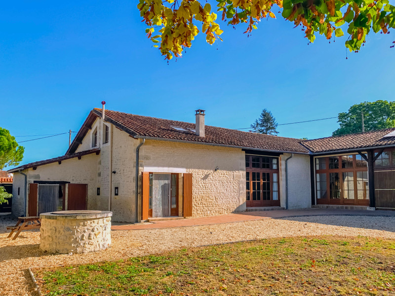 Maison à vendre à Chalais, Charente - 335.000 € - photo 1