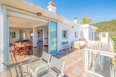 A stunning contemporary villa with panoramic sea views, perched on the hills of Mandelieu