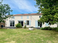 Propriété à vendre à Genouillé, Charente-Maritime - 370 000 € - photo n°1