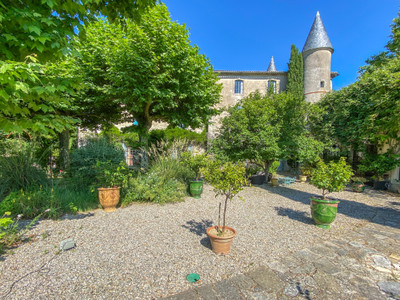 Un magnifique château classique dans un cadre provençal exclusif et paisible près d'Uzès, dans le Gard.