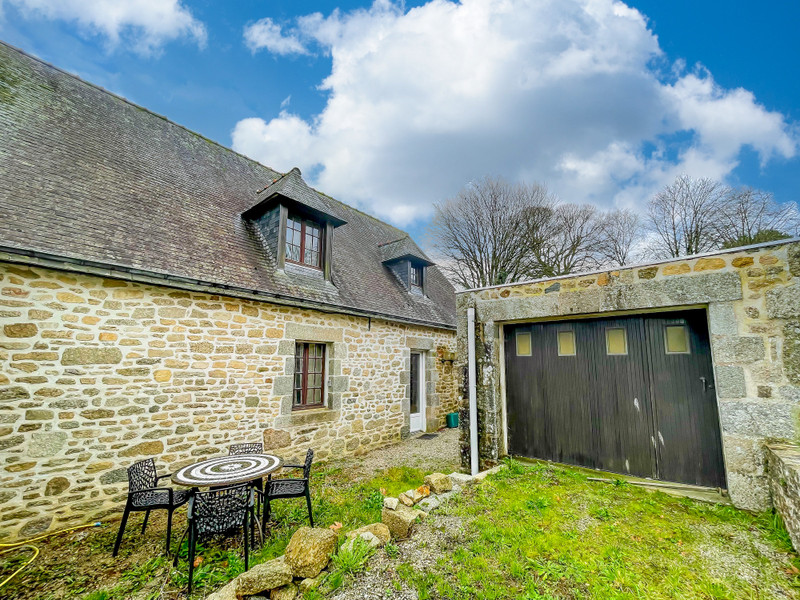 French property for sale in Saint-Nicolas-du-Pélem, Côtes-d'Armor - €251,450 - photo 2