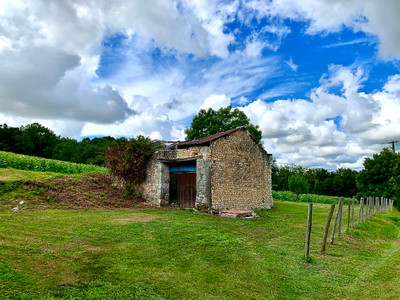 French property for sale in Nonac, Charente - €109,000 - photo 2
