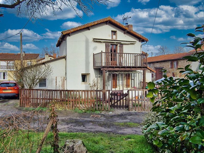 Maison à vendre à Étagnac, Charente - 79 999 € - photo 1