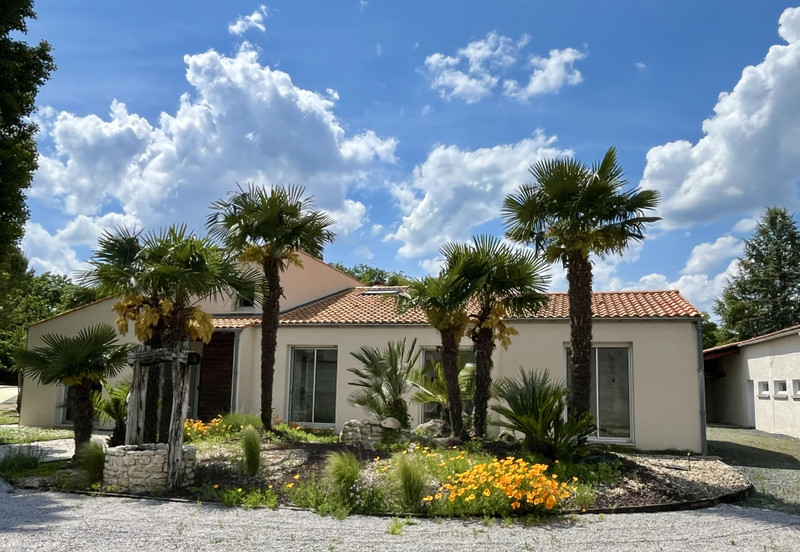 Maison à vendre à Courçon, Charente-Maritime - 538.000 € - photo 1