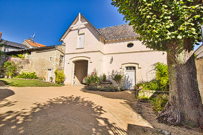  South Loire Valley, sumptuous property set in beautifully landscaped grounds. Amenities at walking distance.