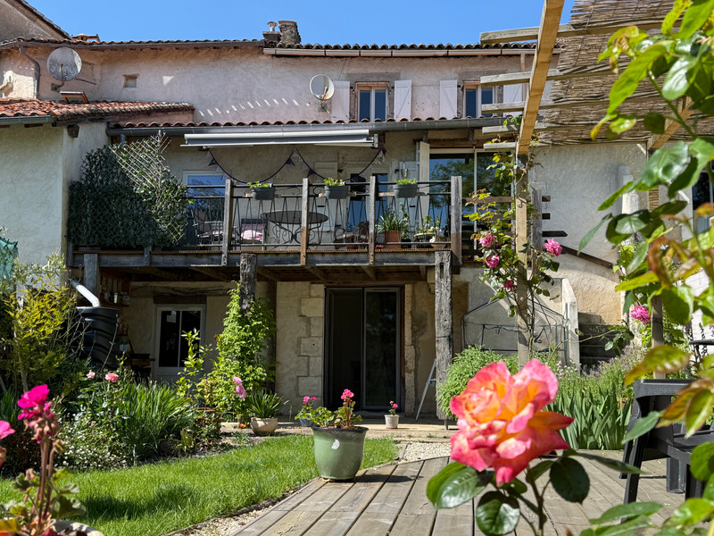 Maison à vendre à Montmoreau, Charente - 174.960 € - photo 1