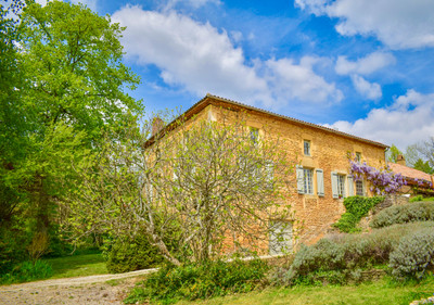 Domaine de charme avec manoir en pierre, gîtes, chambres d'hôtes et piscine chauffée sur 3,3ha de terrain.