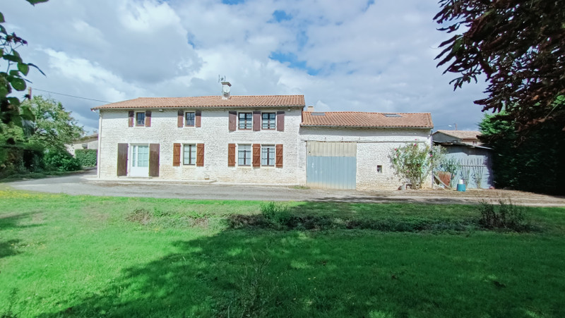 Maison à vendre à Villiers-le-Roux, Charente - 205.000 € - photo 1