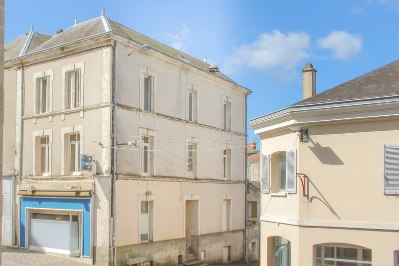 Maison à vendre à Parthenay, Deux-Sèvres - 192.500 € - photo 1