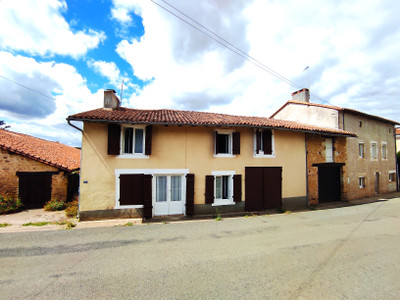 Maison à vendre à Pleuville, Charente, Poitou-Charentes, avec Leggett Immobilier