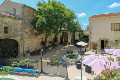 Well renovated mas from 18th century (550 m²) with 4 B&B apartments, swimming pool in private courtyard and spacious barn in charming village with amenities only 4 km from Uzès.