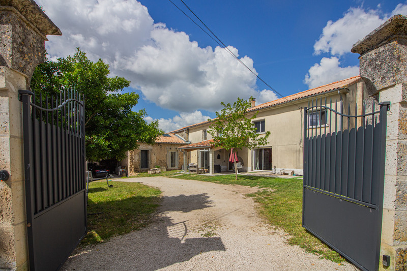 Maison à vendre à Angoulême, Charente - 329.000 € - photo 1