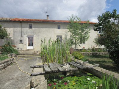 Maison à vendre à Saint-Macoux, Vienne, Poitou-Charentes, avec Leggett Immobilier