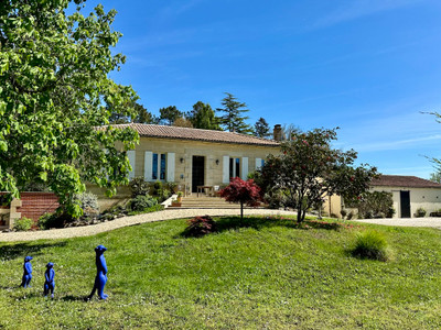 Magnificent stone residence with 9 rooms and 226 m², completely renovated, on a plot of 6123 m².