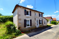 Maison à vendre à Écuras, Charente - 140.000 € - photo 1