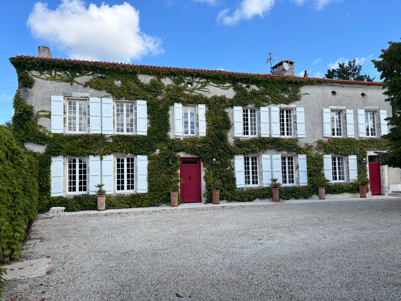 French property for sale in Angoulême, Charente - €795,000 - photo 0