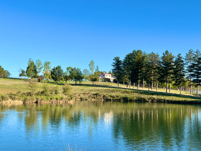 Exceptional country estate, suitable for horses (22 ha), its own lake, guest appartement and swimming pool