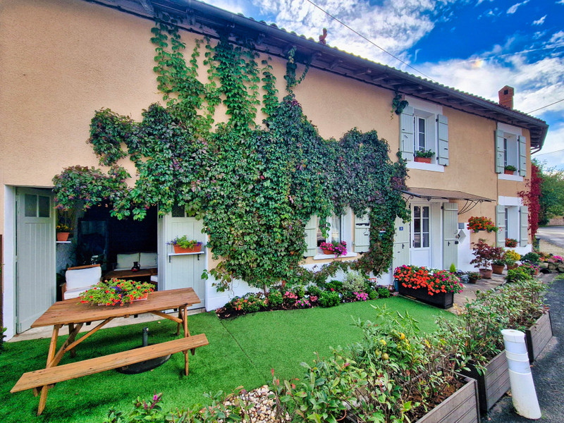 Maison à vendre à Chabanais, Charente - 129.000 € - photo 1