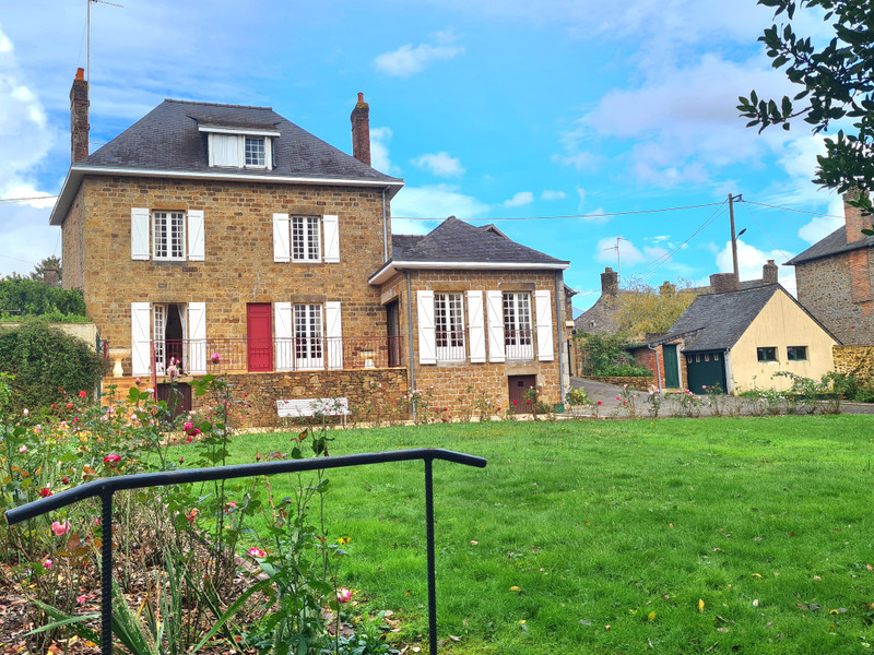 Maison à vendre à Gorron, Mayenne - 210 000 € - photo 1