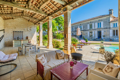 Private manor house-5 bedrooms & 3 bathrooms, Heated swimming pool , Maison d'amis , Dependences.  10km Cognac