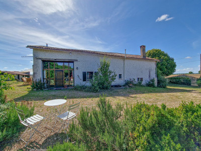 Maison à vendre à Fontenille, Charente, Poitou-Charentes, avec Leggett Immobilier