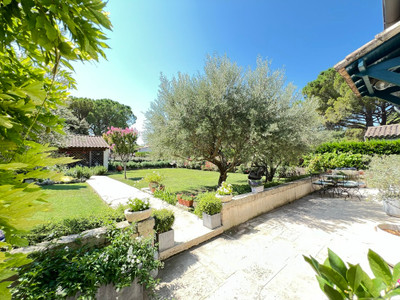 Superb mas, 10 minutes stroll to the centre of St Rémy, with 4 bedrooms, large pool and delightful garden