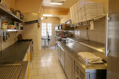 Well renovated 18th century mas (550 m²) 4 B&B apartments, swimming pool, private courtyard, spacious barn. 
