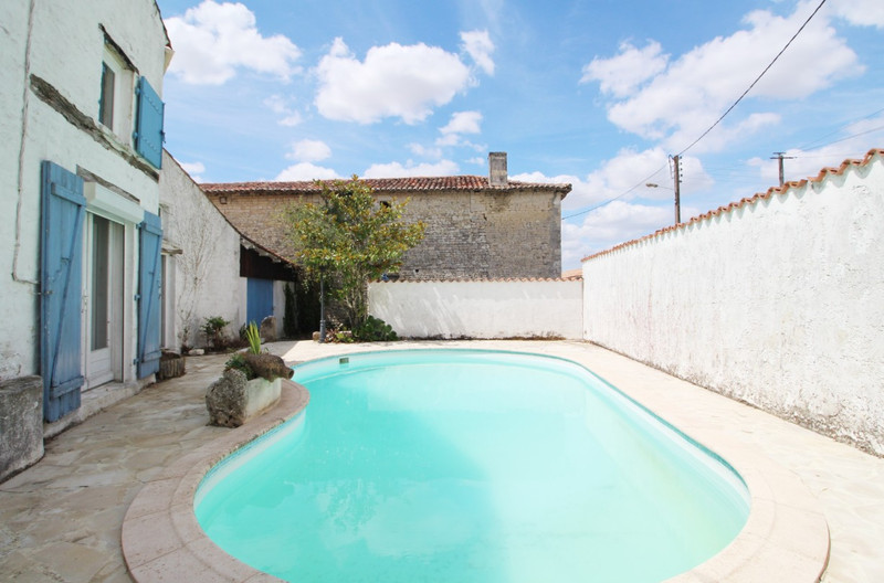 French property for sale in Fontaine-Chalendray, Charente-Maritime - €162,000 - photo 1