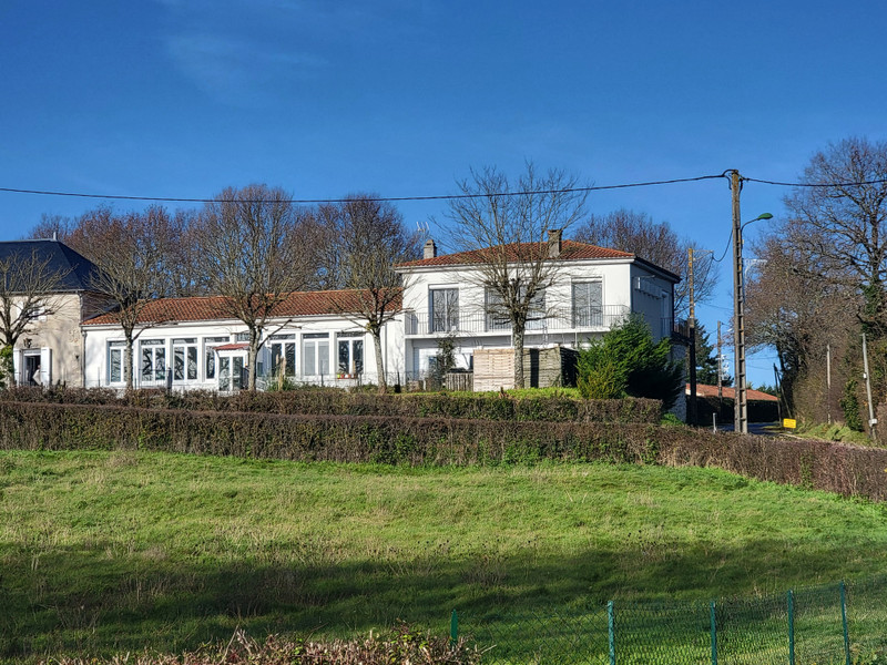 Maison à vendre à Genouillé, Vienne - 200.000 € - photo 1