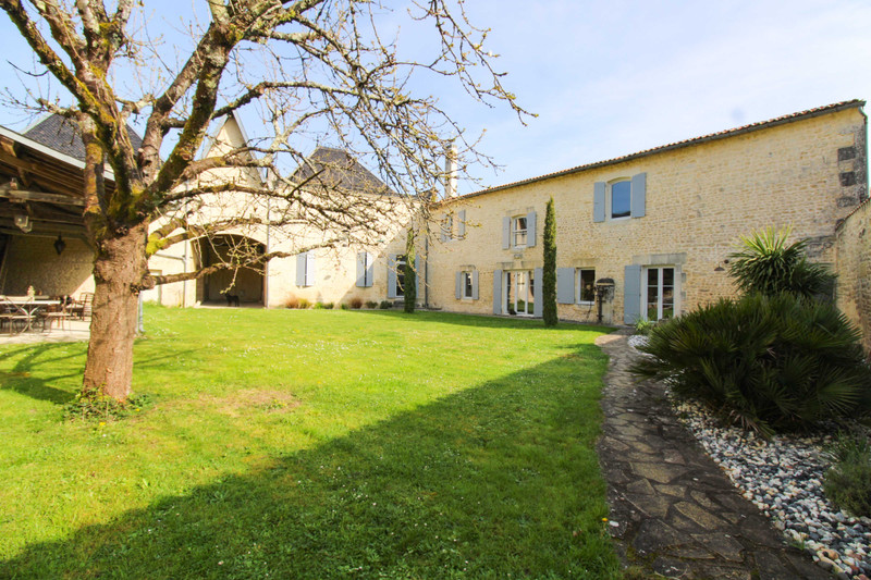 Maison à vendre à Saint-Jean-d'Angély, Charente-Maritime - 699.000 € - photo 1