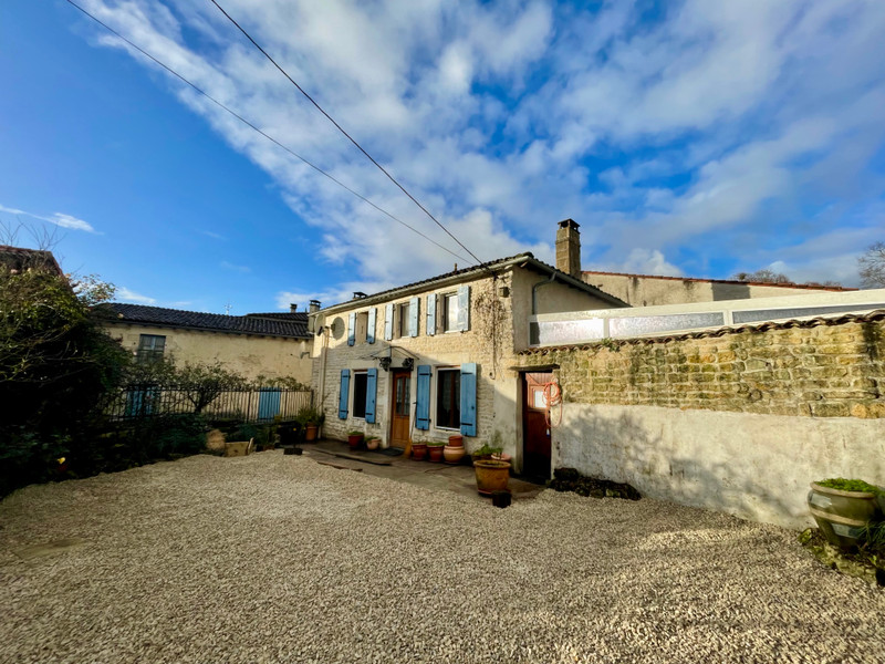 Maison à vendre à Val-d'Auge, Charente - 141 700 € - photo 1