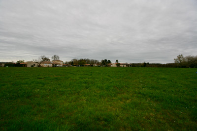 Terrain à vendre à Écuras, Charente, Poitou-Charentes, avec Leggett Immobilier