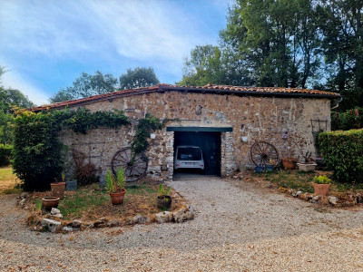 French property for sale in Vouzan, Charente - €266,000 - photo 2