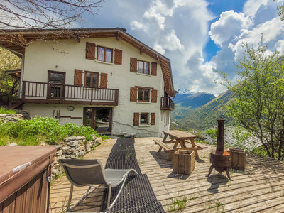 Beautiful, spacious chalet for sale with a separate apartment - short drive from the 3 Valleys skilifts