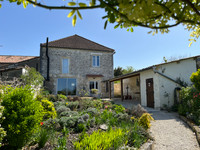 Maison à vendre à Villebois-Lavalette, Charente - 339.200 € - photo 1