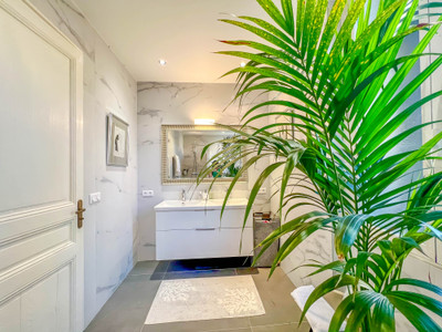 Cannes centre; superb fully renovated 3-room apartment a few minutes from the beaches and the Croisette.