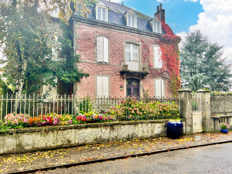 Maison à vendre à Bénévent-l'Abbaye, Creuse - 264 400 € - photo 1