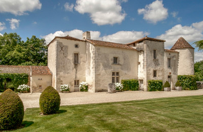 Chateau à vendre à Chadurie, Charente, Poitou-Charentes, avec Leggett Immobilier