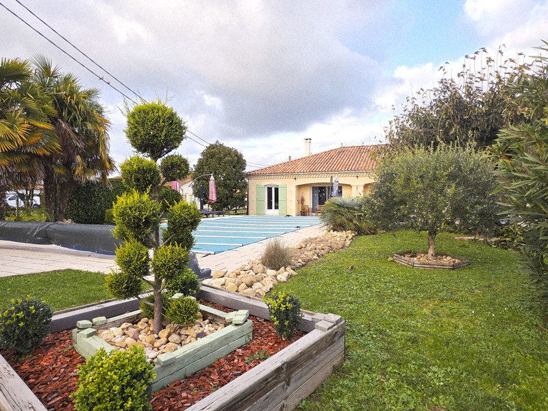 French property for sale in Saint-Astier, Dordogne - €372,000 - photo 0