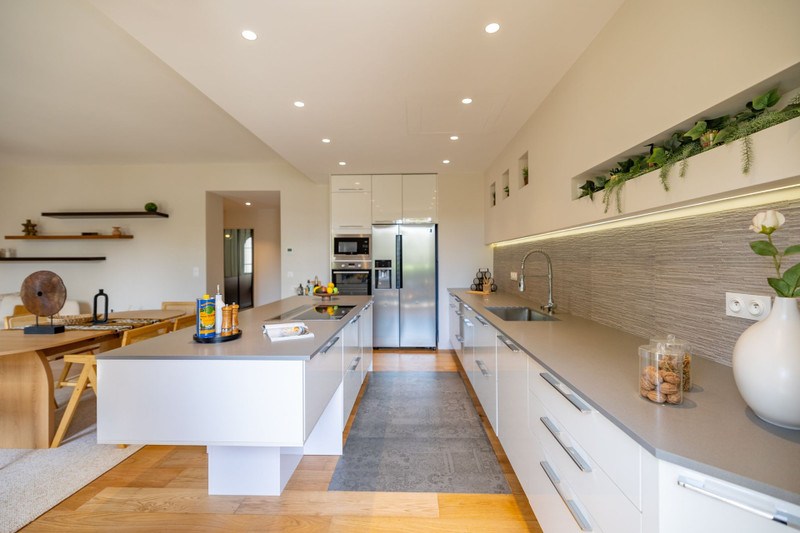 French property for sale in Nice, Alpes-Maritimes - €1,350,000 - photo 2