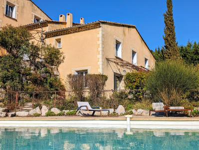 Set of 3 houses with sublime views, 2 swimming pools, outbuildings and spring. Close to a Provencal village.