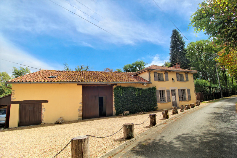 Propriété à vendre à Terres-de-Haute-Charente, Charente - 260 000 €