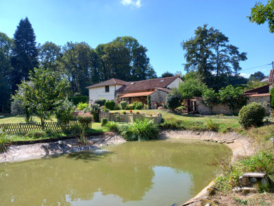 Maison à vendre à Terres-de-Haute-Charente, Charente, Poitou-Charentes, avec Leggett Immobilier