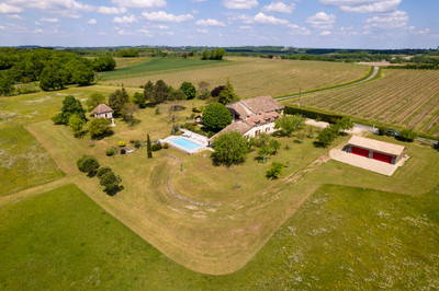 Renovated house + 2 studios, reception room, (salt) pool, land of about 3.1ha. Beautiful countryside views.