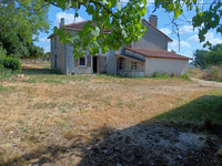 Maison à vendre à Pleuville, Charente - 99.000 € - photo 1