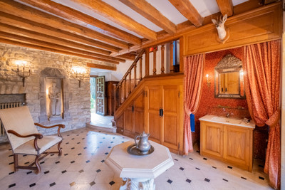 Historic manor house with grounds of 7 ha. 30 minutes from Paris (A13/A15) in the southern tip of the Vexin