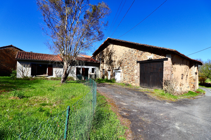 Maison à vendre à Écuras, Charente - 77.000 € - photo 1